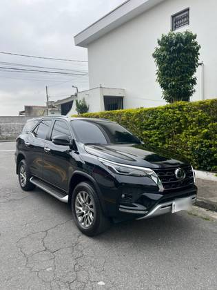 TOYOTA HILUX SW4 2.8 D-4D TURBO DIESEL SRX 7L 4X4 AUTOMÁTICO